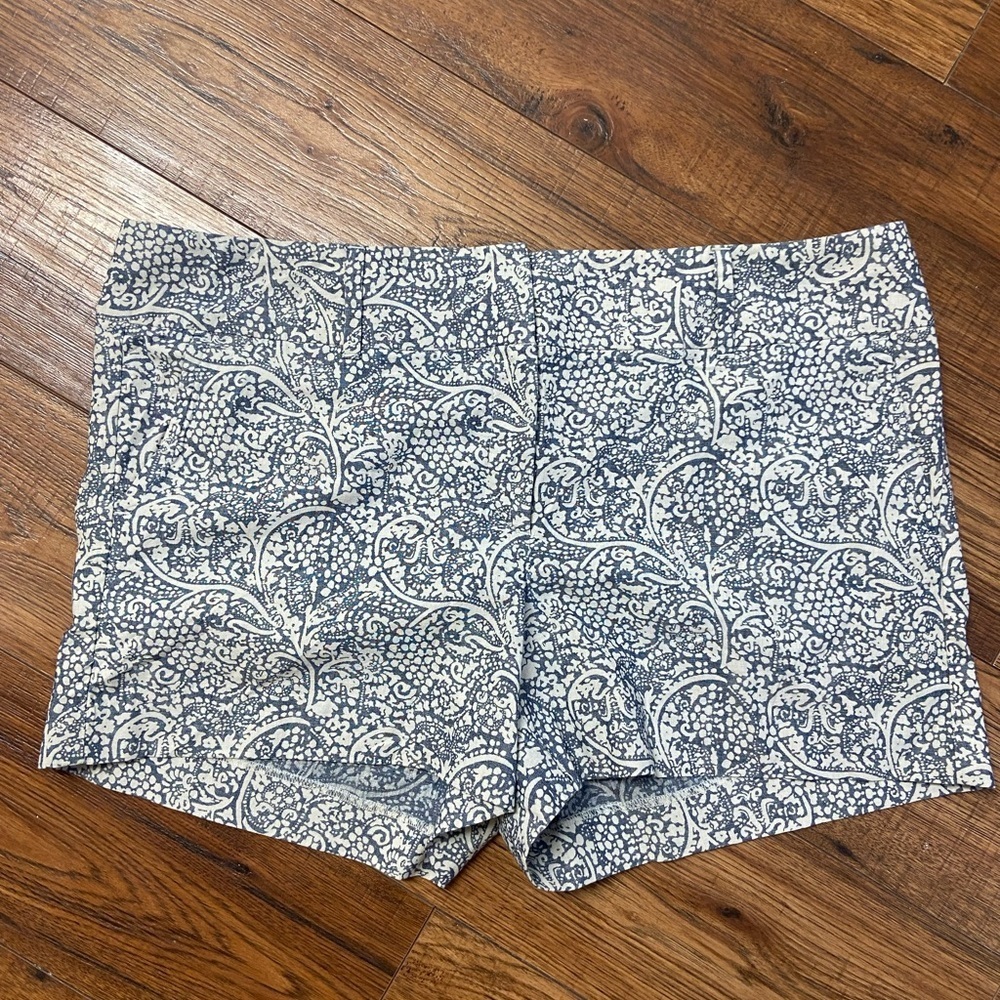 NWT Ann Taylor modern fit city short paisley print blue and white size 16 shorts